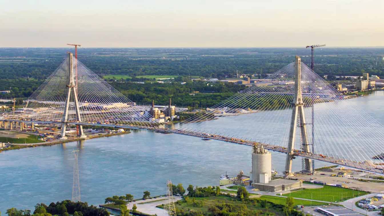 Le pont international Gordie Howe enjambe une rivière