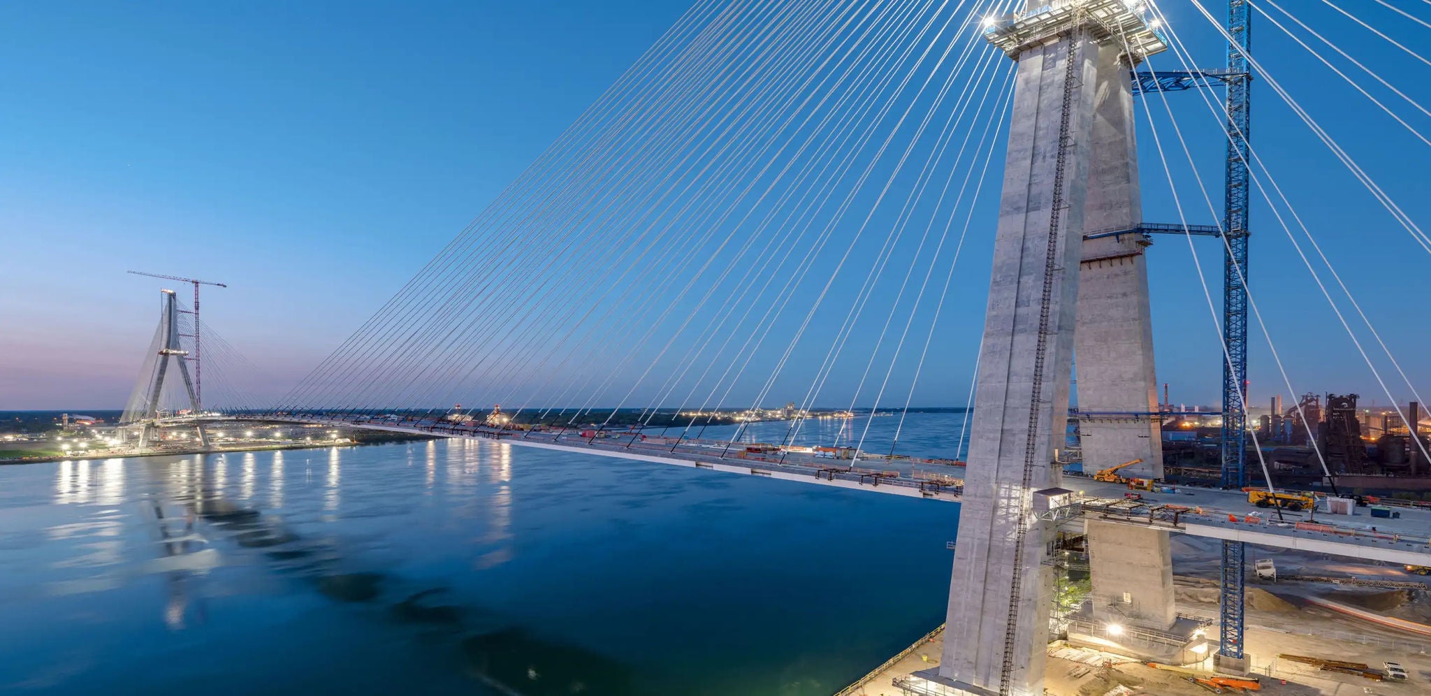 Le pont international Gordie Howe enjambe une rivière