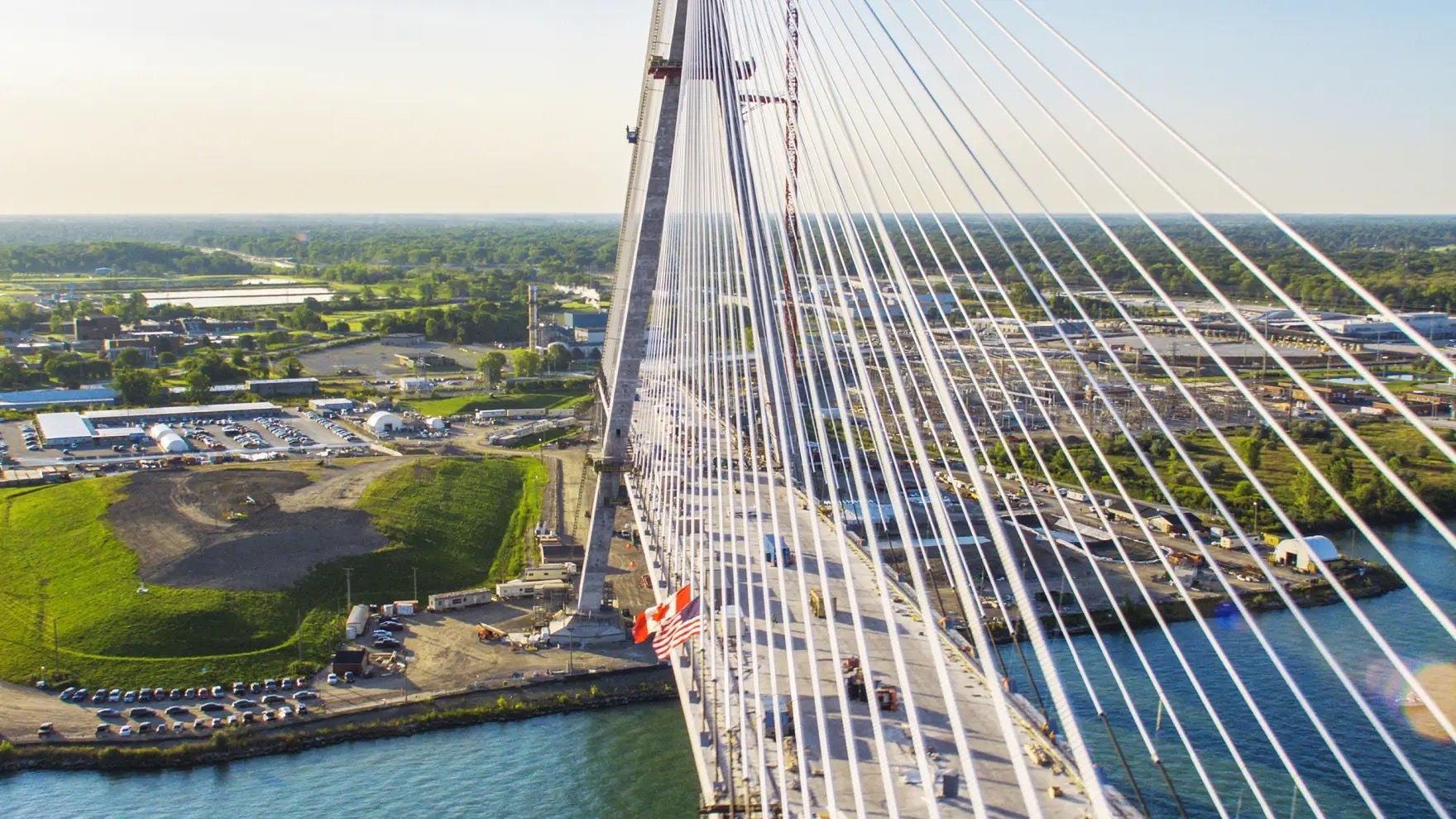 Vue aérienne du pont Gordie Howe, gros plan des câbles de suspension
